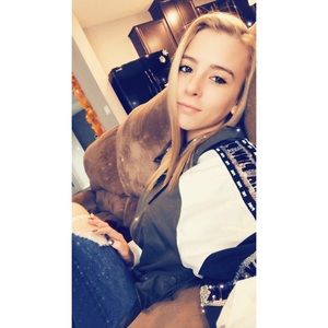 Meet your Posher, Danielle